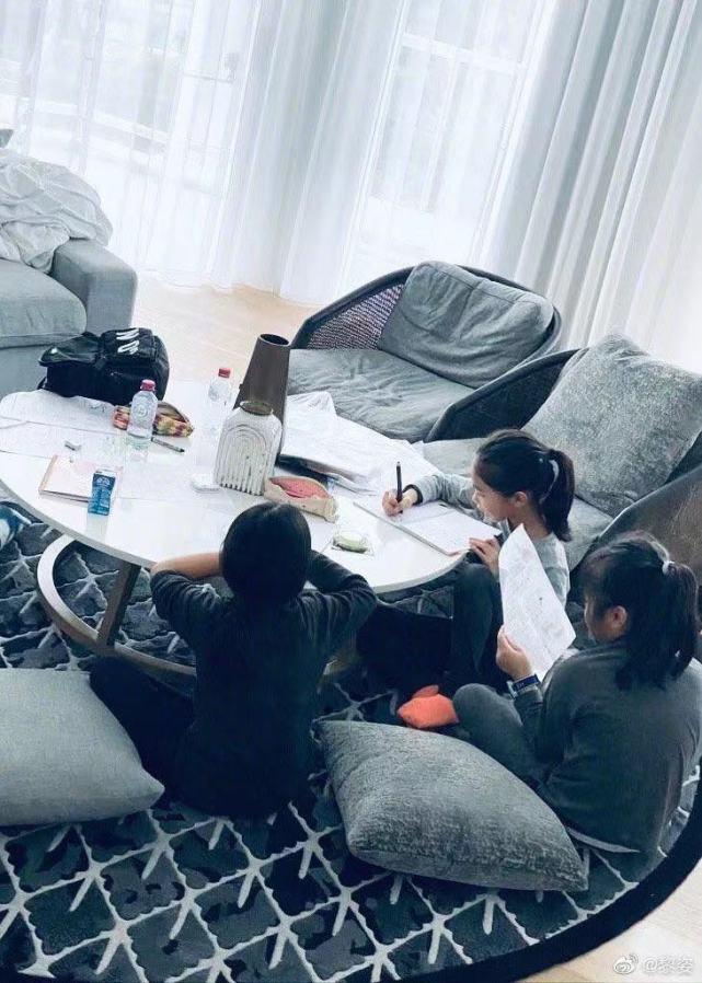 50歲黎姿對鏡頭「公開卸妝」！素顏模樣被讚「與妝後零區別」　上億豪宅奢華浴室超搶鏡