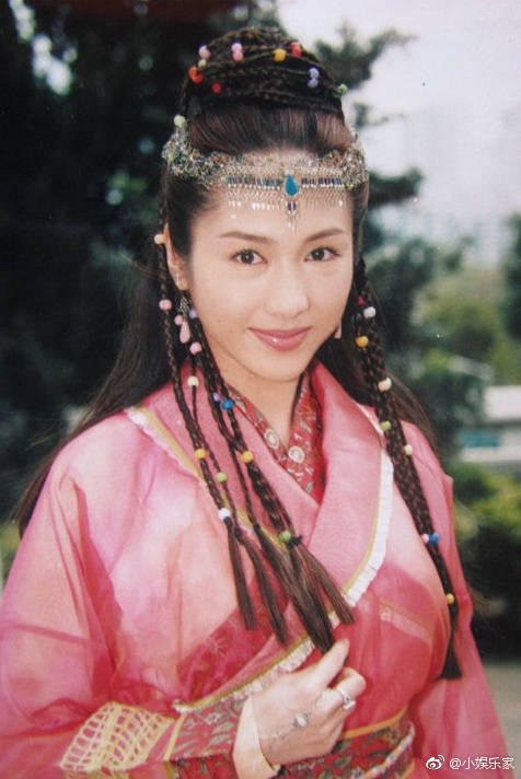 50歲黎姿對鏡頭「公開卸妝」！素顏模樣被讚「與妝後零區別」　上億豪宅奢華浴室超搶鏡