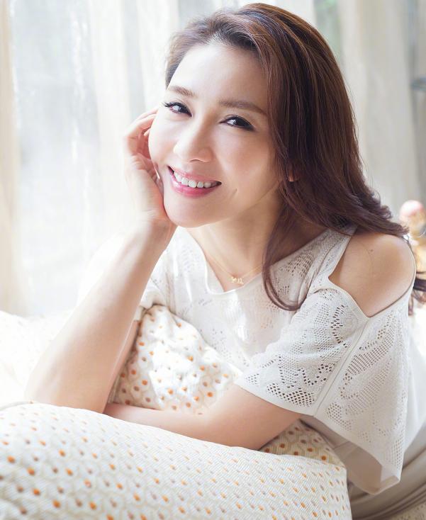 50歲黎姿對鏡頭「公開卸妝」！素顏模樣被讚「與妝後零區別」　上億豪宅奢華浴室超搶鏡