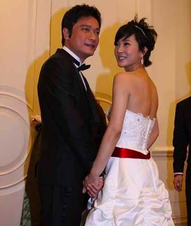 甘當地下情人16年！她相貌平平「卻嫁給了最強視帝」 9年後 「自願離婚分走4000萬」 ：是一種解脫