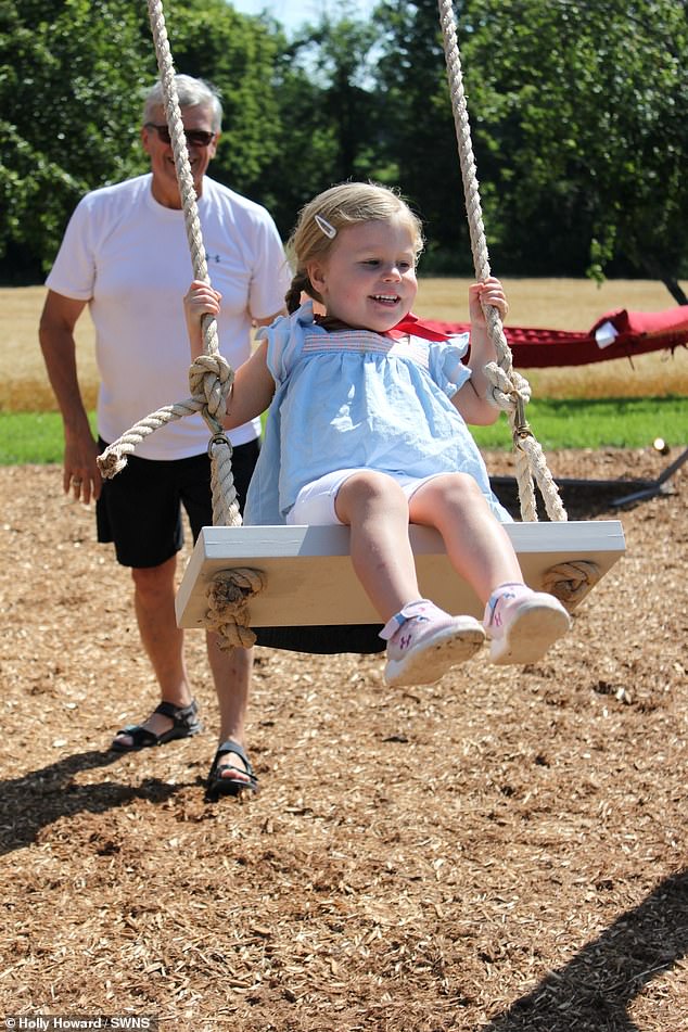 寵孫無極限❤️爺爺奶奶「在後院蓋出一棟霍格華茲」　巨型溜滑梯超酷炫「一進屋華麗空間」大人都讚爆