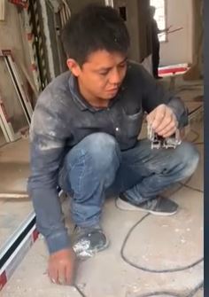 趕去學校接孩子！工人父母剛下班「渾身髒怕孩子被笑」　兒子上前「暖心回應」網淚崩：好懂事
