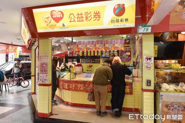 疑破解刮刮樂公式！高材生「一天狂中61張」店家當場傻住　開心「抱走1.7億獎金」警方要介入了　　