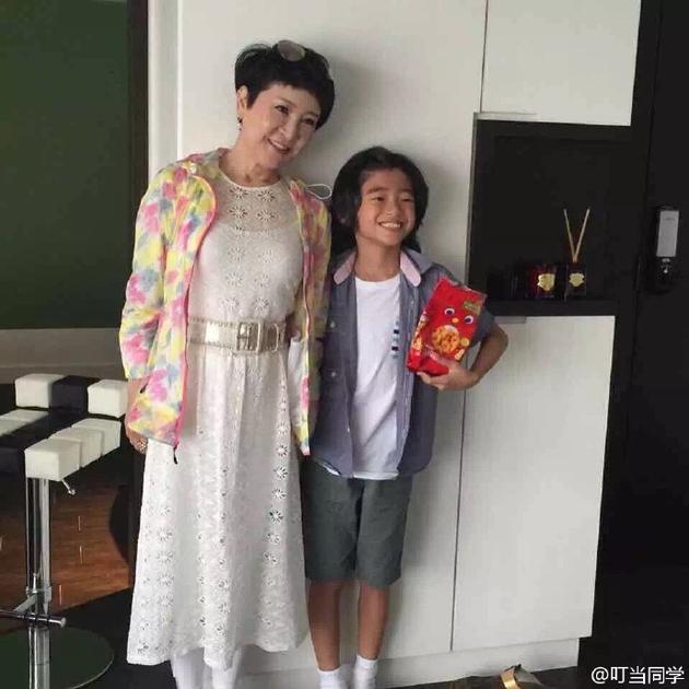 餘生做回自己！謝霆鋒母「28歲嫁浪子」忍了16年離婚　今帶著現任「與前夫喝茶」感情好到不行