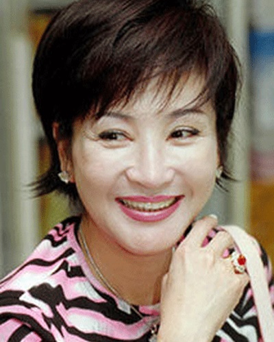 餘生做回自己！謝霆鋒母「28歲嫁浪子」忍了16年離婚　今帶著現任「與前夫喝茶」感情好到不行