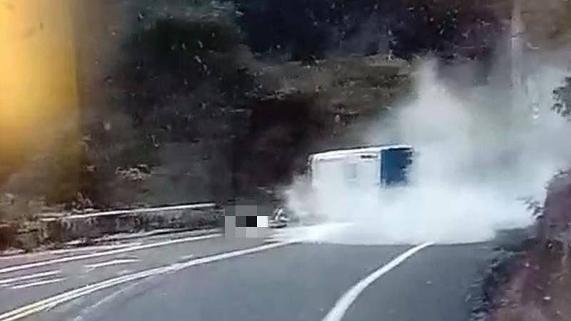 奧萬大巴士翻車！老公當場走了「倖存妻不知噩耗」淚問：我老公呢　駕駛現身曝「我已經盡力了」