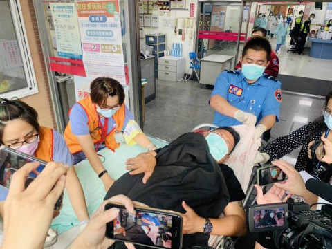 奧萬大巴士翻車！老公當場走了「倖存妻不知噩耗」淚問：我老公呢　駕駛現身曝「我已經盡力了」
