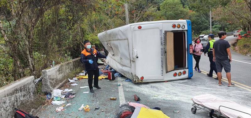 奧萬大巴士翻車！老公當場走了「倖存妻不知噩耗」淚問：我老公呢　駕駛現身曝「我已經盡力了」