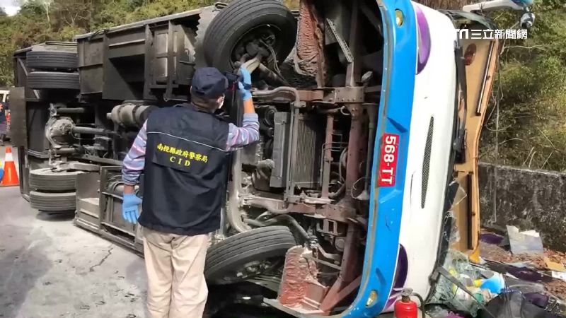 奧萬大巴士翻車！老公當場走了「倖存妻不知噩耗」淚問：我老公呢　駕駛現身曝「我已經盡力了」