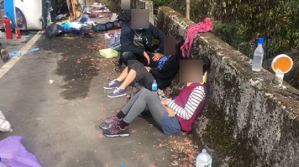 奧萬大巴士翻車！老公當場走了「倖存妻不知噩耗」淚問：我老公呢　駕駛現身曝「我已經盡力了」