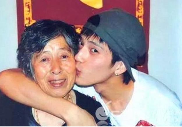 出生28天沒人養！他被阿嬤拾荒帶大「今贈千萬別墅報恩」　事業有成「爸媽出現搶相認」最終決定感動全網