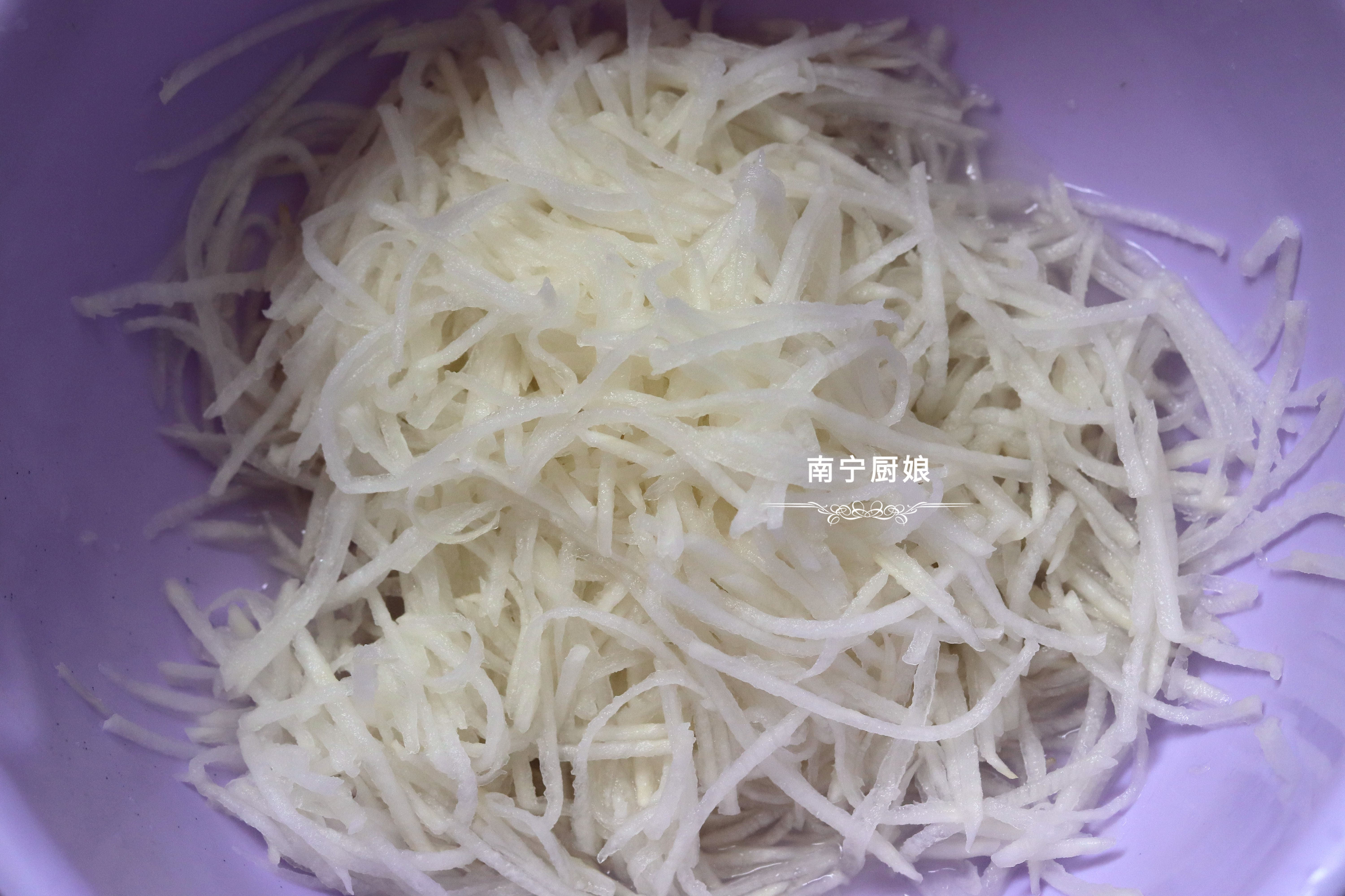 冬吃蘿蔔！只需10分鐘「2個雞蛋半根白蘿蔔」就能做出一頓香噴噴的早餐「白蘿蔔雞蛋餅」