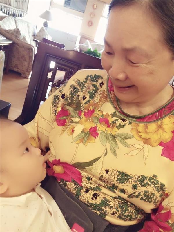 約定帶孫去散步！侯佩岑心疼「90歲外婆失智不認人」今得包尿布　感慨「明天怎樣不曉得」：要及時說愛