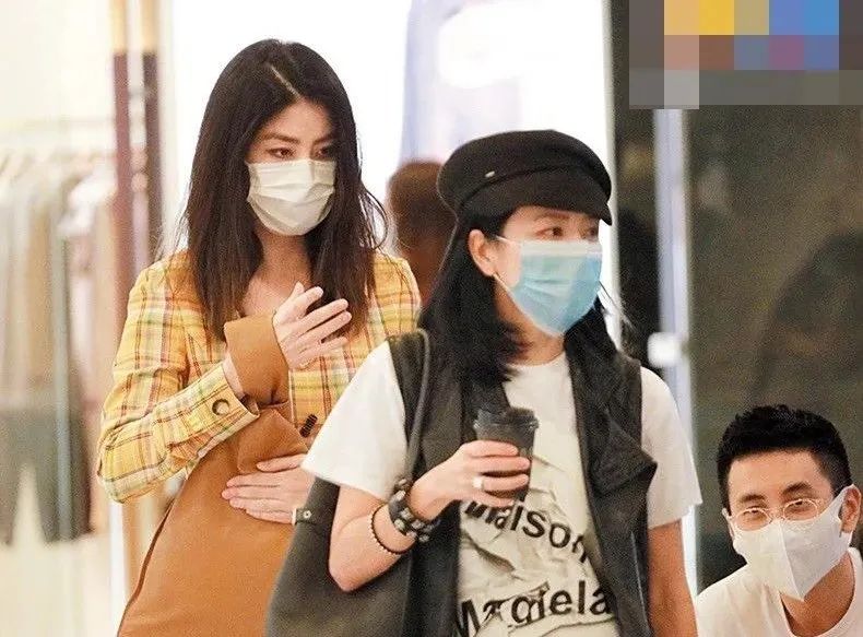 成龍和向華強都不敢動她！身價百億「嫁戀16年初戀」出道25年零緋聞　「48歲凍齡近照」簡直逆生長