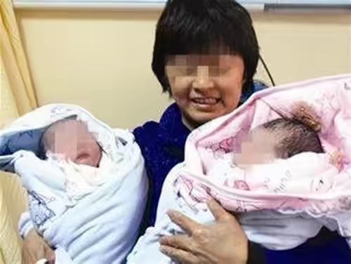 生雙胞胎女兒！強勢婆婆嫌棄「滾回娘家坐月子」　第二天爸媽「開豪車來接」婆婆含淚求原諒