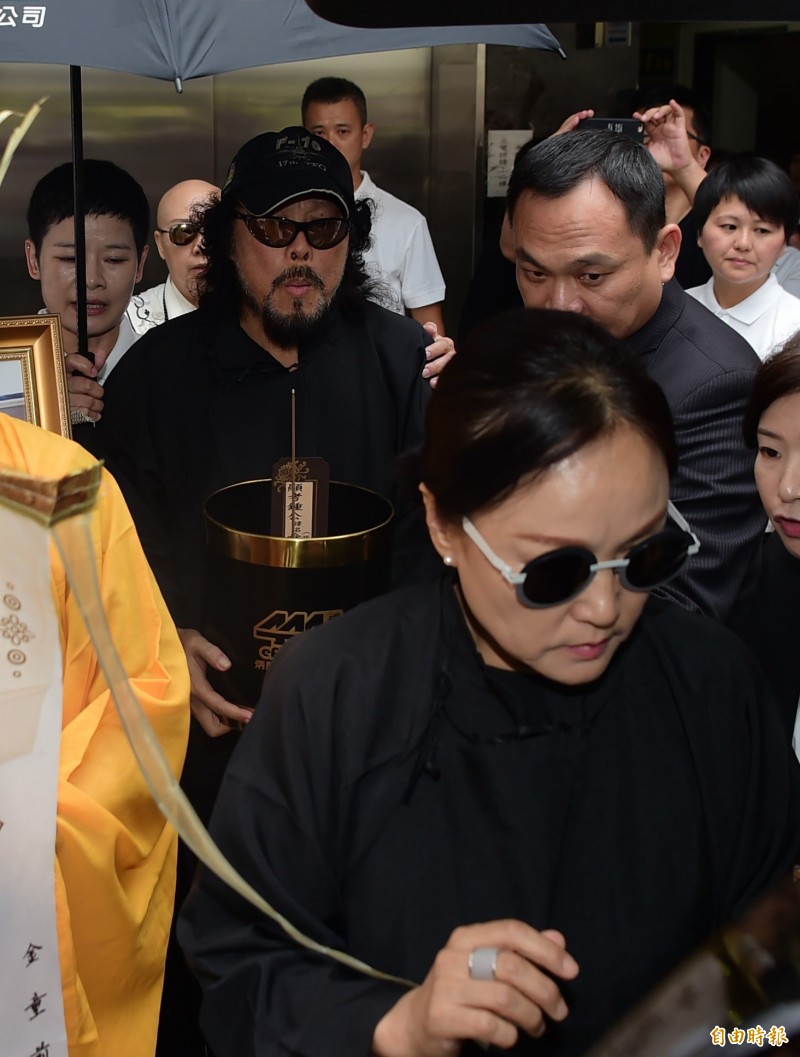 離婚典範！張菲分開前妻30年「相處像家人」家族大事必現身　媳婦笑揭「公婆私下互動」：最棒的關係