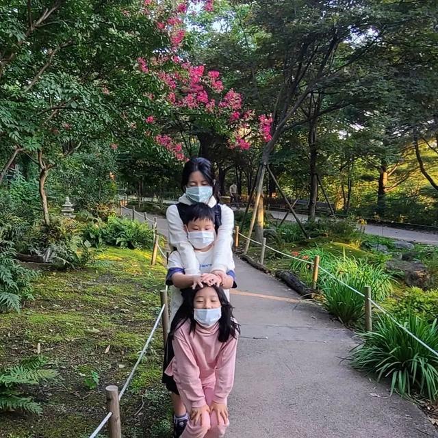 活出不一樣的豪門！李英愛「帶龍鳳胎搬到鄉下」感受大自然　「孩子暢遊田野間」學會惜福生活愜意