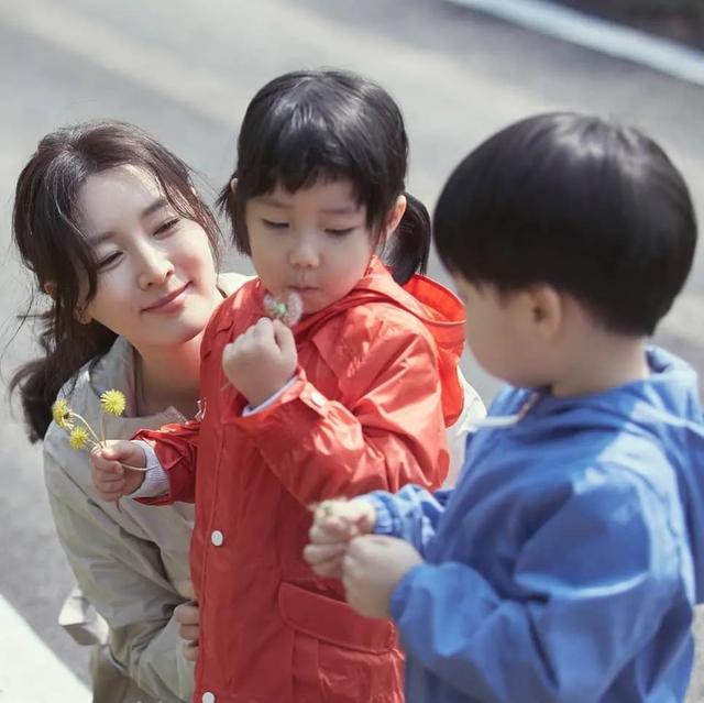 活出不一樣的豪門！李英愛「帶龍鳳胎搬到鄉下」感受大自然　「孩子暢遊田野間」學會惜福生活愜意