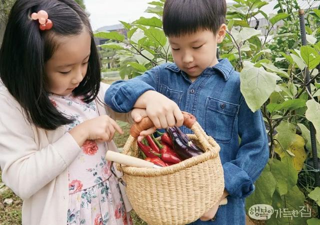 活出不一樣的豪門！李英愛「帶龍鳳胎搬到鄉下」感受大自然　「孩子暢遊田野間」學會惜福生活愜意