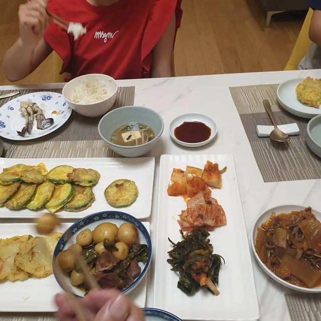 活出不一樣的豪門！李英愛「帶龍鳳胎搬到鄉下」感受大自然　「孩子暢遊田野間」學會惜福生活愜意