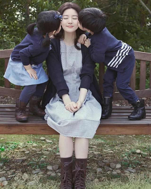 活出不一樣的豪門！李英愛「帶龍鳳胎搬到鄉下」感受大自然　「孩子暢遊田野間」學會惜福生活愜意