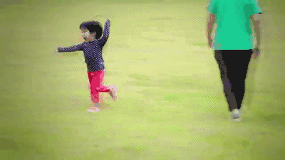 活出不一樣的豪門！李英愛「帶龍鳳胎搬到鄉下」感受大自然　「孩子暢遊田野間」學會惜福生活愜意