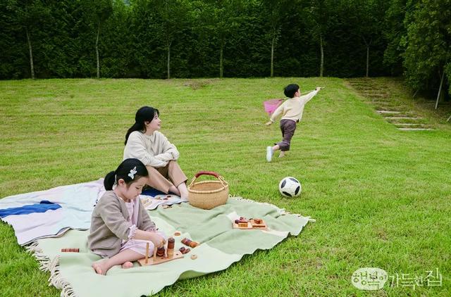 活出不一樣的豪門！李英愛「帶龍鳳胎搬到鄉下」感受大自然　「孩子暢遊田野間」學會惜福生活愜意