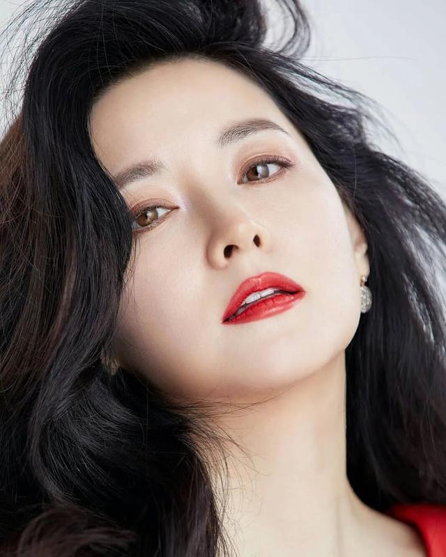 活出不一樣的豪門！李英愛「帶龍鳳胎搬到鄉下」感受大自然　「孩子暢遊田野間」學會惜福生活愜意