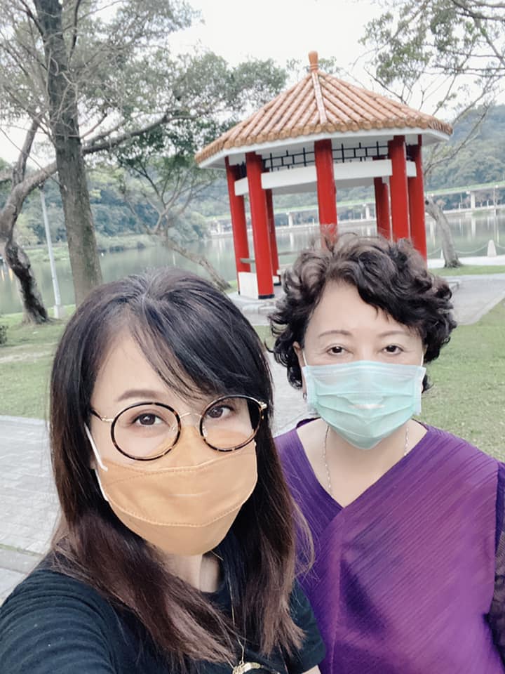 愛要及時！龍千玉花整年「帶8旬老母玩遍寶島」上山下海　「為意外提前做好規劃」揭長女心聲