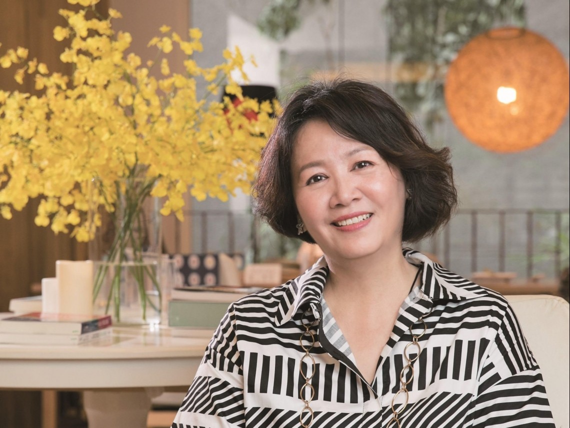 59歲金鐘女星「主動送父住安寧病房」不受插管苦！貫徹「臨終前盡興活」笑喊：不養老要一路玩到老