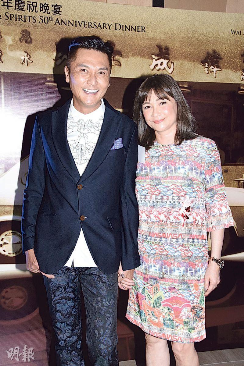 英俊小生「7千萬房產全給妻」婚後30年零緋聞　全家福曝光「兩女兒美麗又孝順」備感欣慰