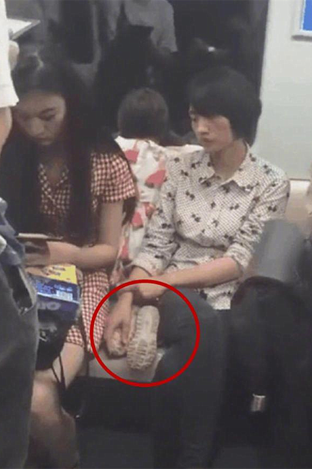 教養藏在細節裡！捷運上寶媽「放任女兒」隨意坐　往下看超暖小細節「全網讚爆」：最佳身教