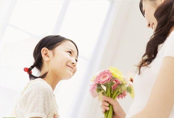 教養藏在細節裡！捷運上寶媽「放任女兒」隨意坐　往下看超暖小細節「全網讚爆」：最佳身教