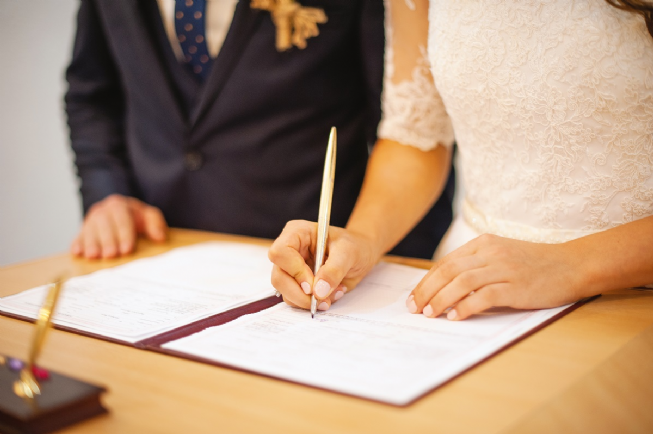 結婚卡關！年薪百萬男「遭女友母逼簽婚前協議」超扯條件曝光　對方坦言「為了保護女兒」親媽霸氣拒婚