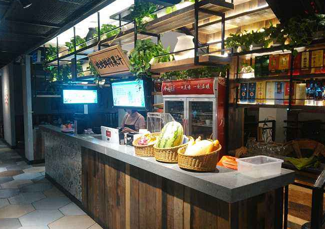 拾荒老人在飯店門口躲雨！飯店老闆「把他趕走」　從此飯店「卻沒有生意」鄰居：根本沒人同情