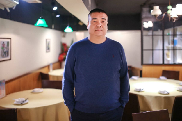 拾荒老人在飯店門口躲雨！飯店老闆「把他趕走」　從此飯店「卻沒有生意」鄰居：根本沒人同情