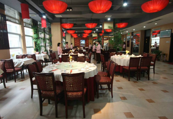 拾荒老人在飯店門口躲雨！飯店老闆「把他趕走」　從此飯店「卻沒有生意」鄰居：根本沒人同情