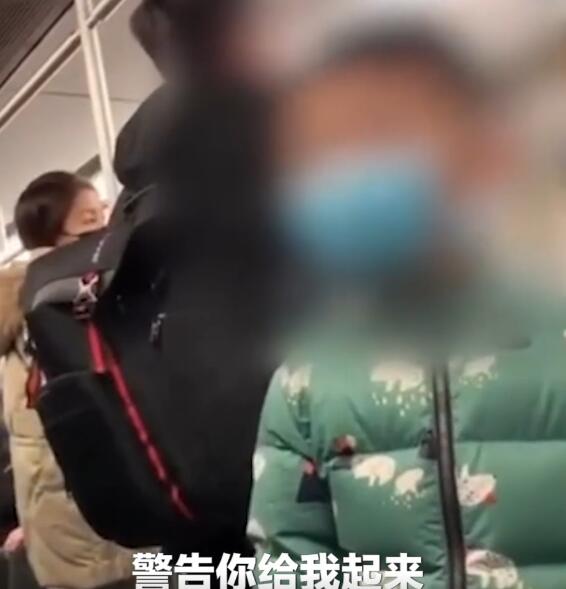 阿嬤接孫子下課！囂張孫地鐵上「咆哮阿嬤逼讓座」：就不讓你這老東西坐　乘客都看不下去了：太缺家教