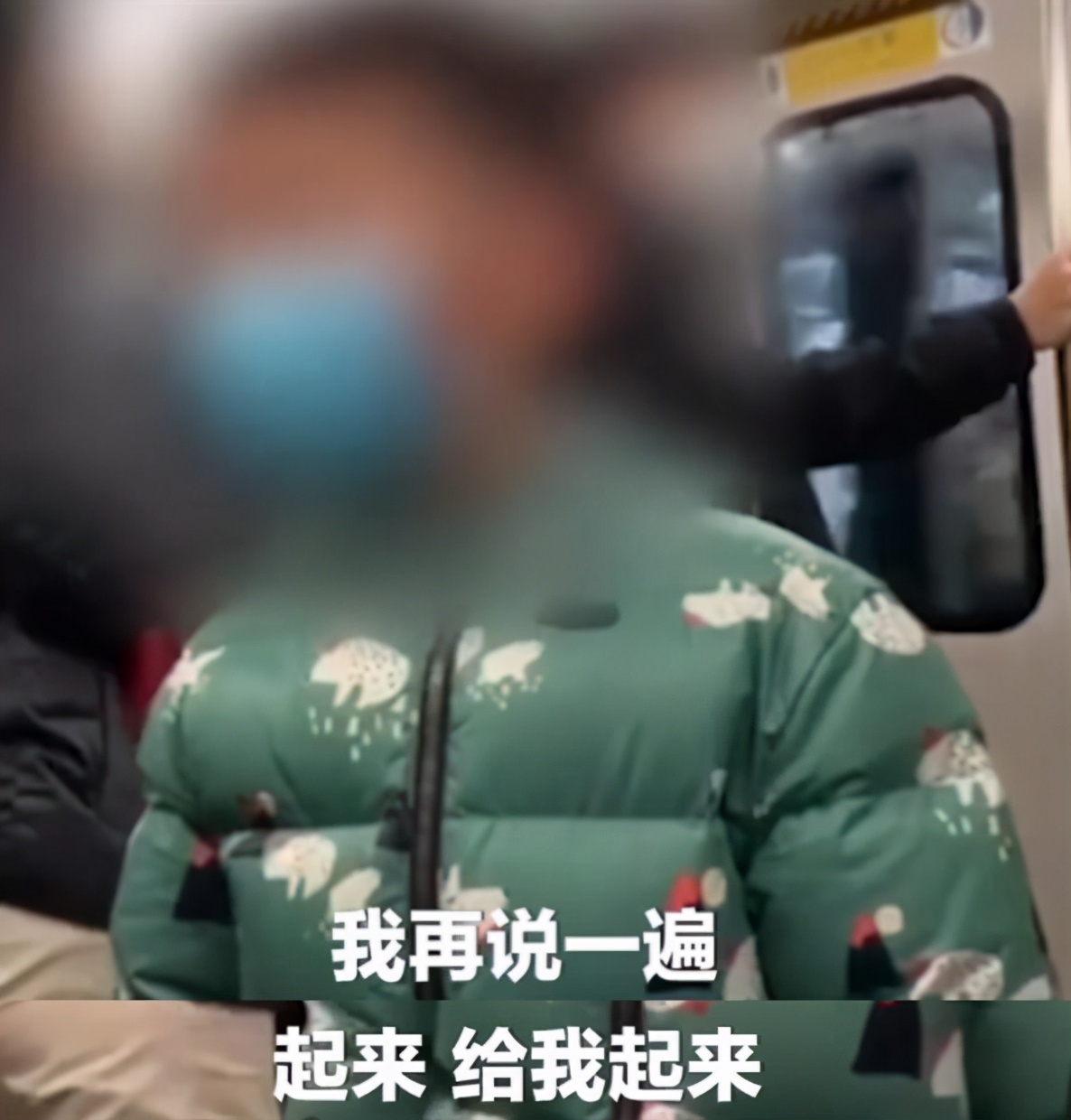 阿嬤接孫子下課！囂張孫地鐵上「咆哮阿嬤逼讓座」：就不讓你這老東西坐　乘客都看不下去了：太缺家教