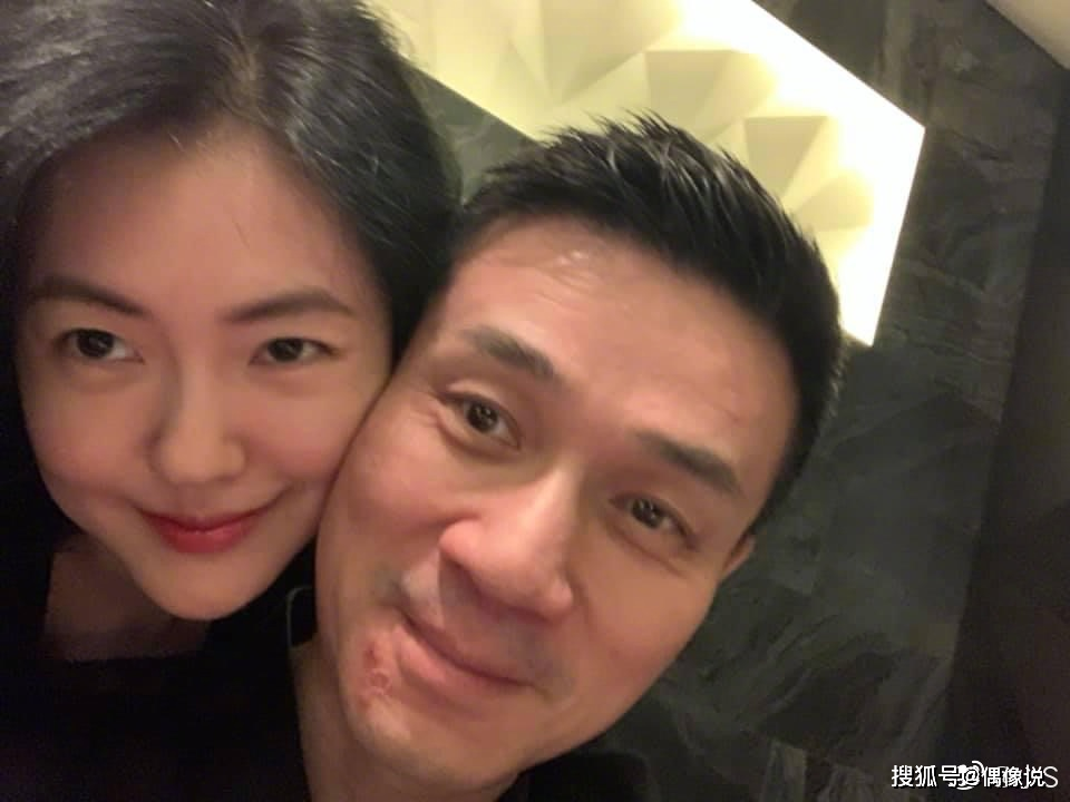 力證婚姻幸福！小s曬全家福「三個女兒長相高冷」　與老公「貼臉同框」高調表白：越來越愛他