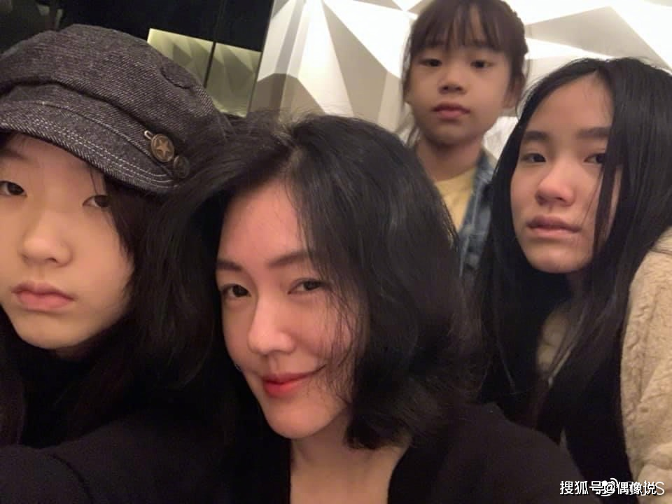 力證婚姻幸福！小s曬全家福「三個女兒長相高冷」　與老公「貼臉同框」高調表白：越來越愛他