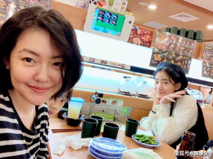 力證婚姻幸福！小s曬全家福「三個女兒長相高冷」　與老公「貼臉同框」高調表白：越來越愛他