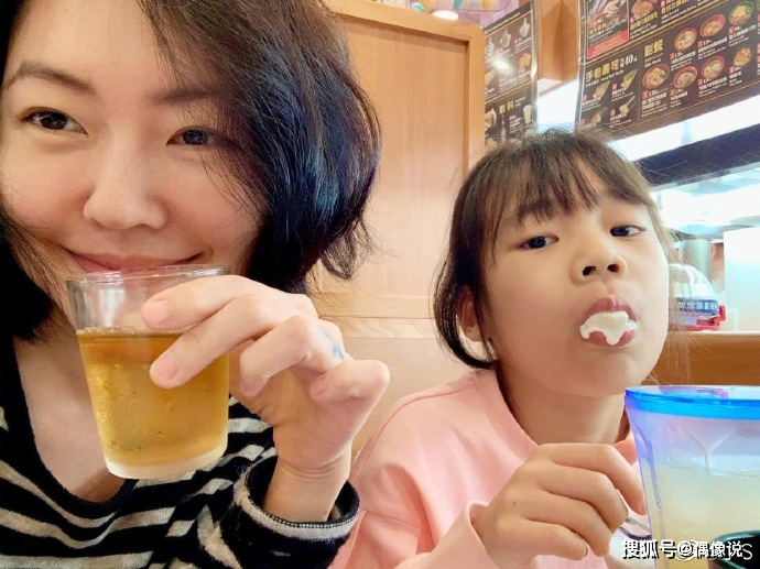 力證婚姻幸福！小s曬全家福「三個女兒長相高冷」　與老公「貼臉同框」高調表白：越來越愛他