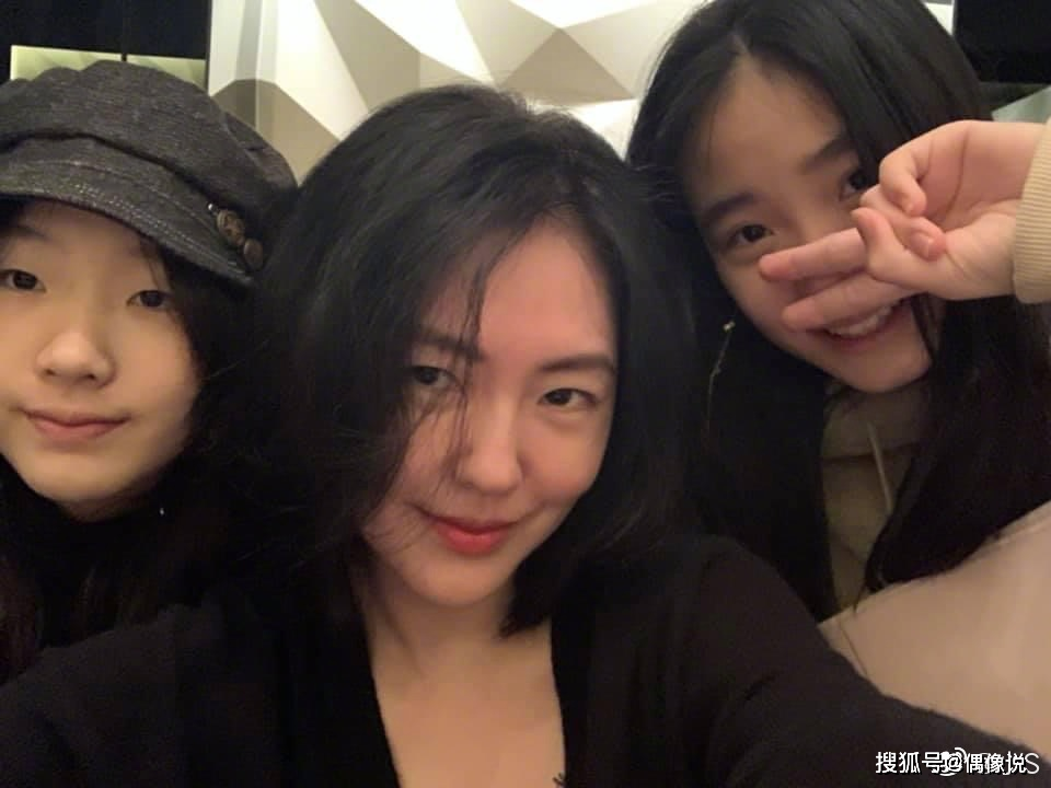力證婚姻幸福！小s曬全家福「三個女兒長相高冷」　與老公「貼臉同框」高調表白：越來越愛他