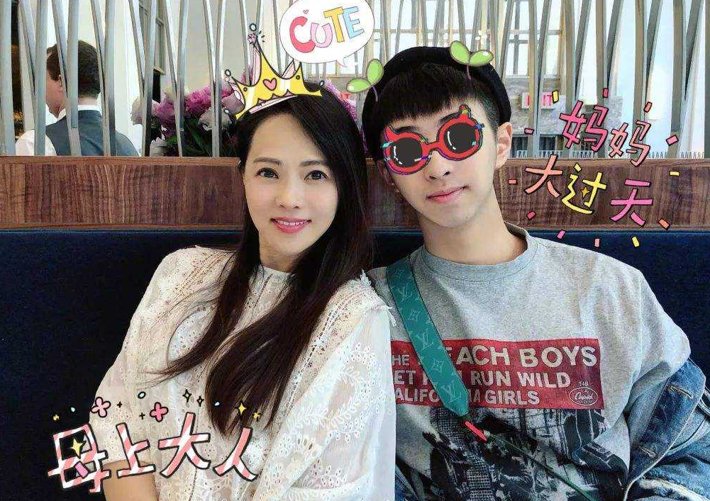 渴望伊能靜關愛？哈利曬父母離婚那年「母子合照」模樣超像庾澄慶　細看「文件命名」大有深意