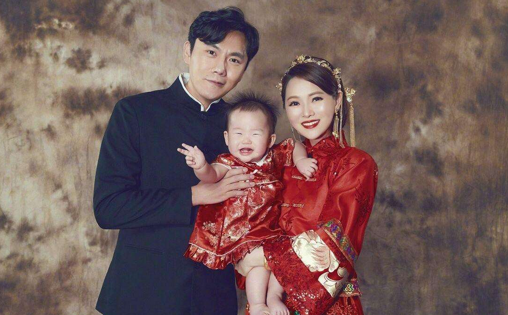 渴望伊能靜關愛？哈利曬父母離婚那年「母子合照」模樣超像庾澄慶　細看「文件命名」大有深意