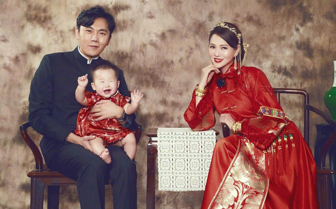 渴望伊能靜關愛？哈利曬父母離婚那年「母子合照」模樣超像庾澄慶　細看「文件命名」大有深意