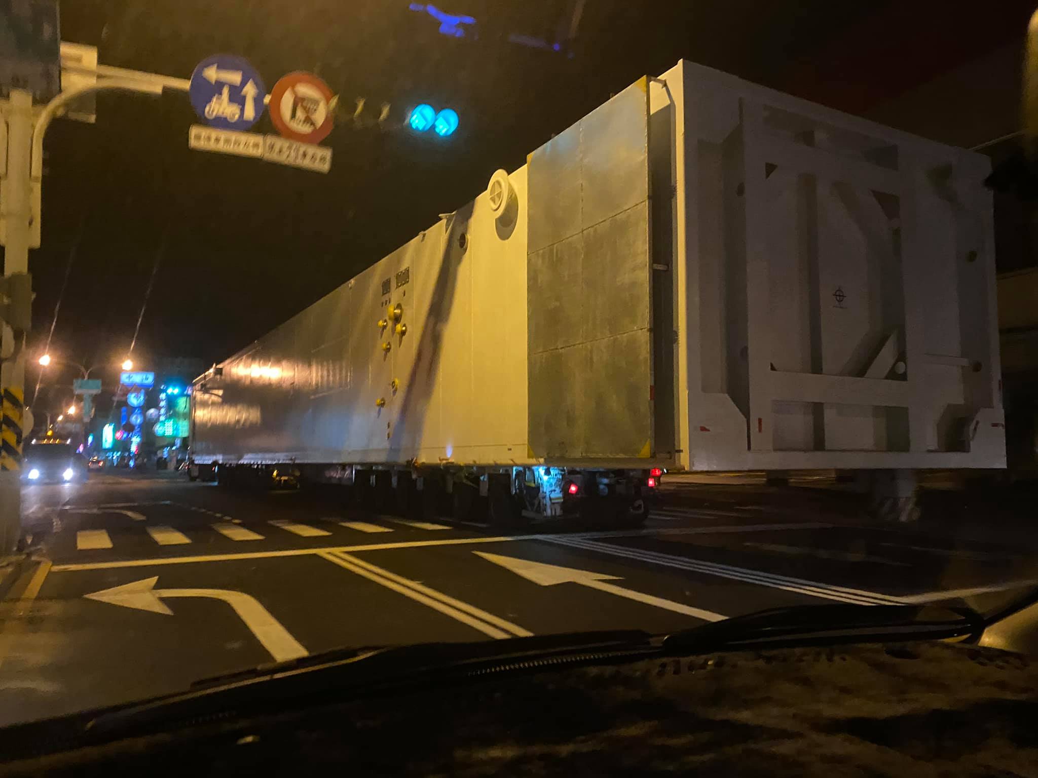 深夜封路！台南下班回家「驚見50公尺貨櫃」警戒車尾隨　在地人曝「最後行車路線」勸快閃：動搖國本
