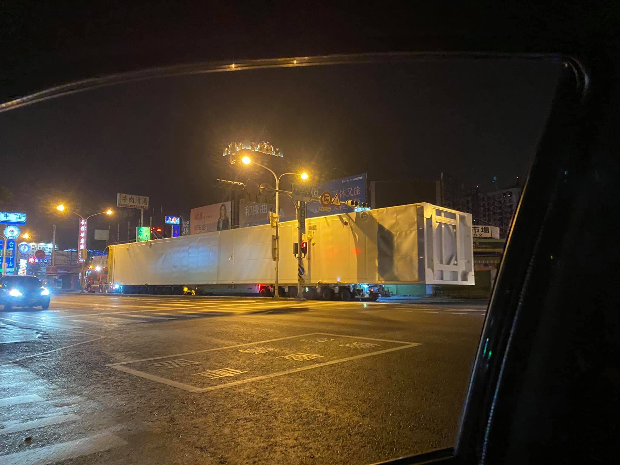 深夜封路！台南下班回家「驚見50公尺貨櫃」警戒車尾隨　在地人曝「最後行車路線」勸快閃：動搖國本