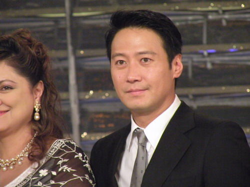 她28歲嫁42歲天王巨星！4年時間「花光丈夫7億家產」　離婚後「再嫁富二代」身材發福卻難掩幸福